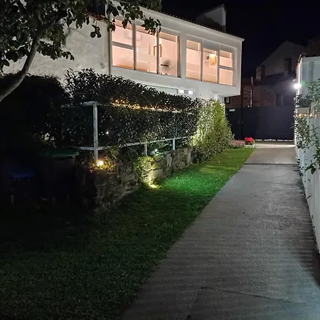 Lar Jardin - Casas Con Parking Privado 圣地亚哥－德孔波斯特拉